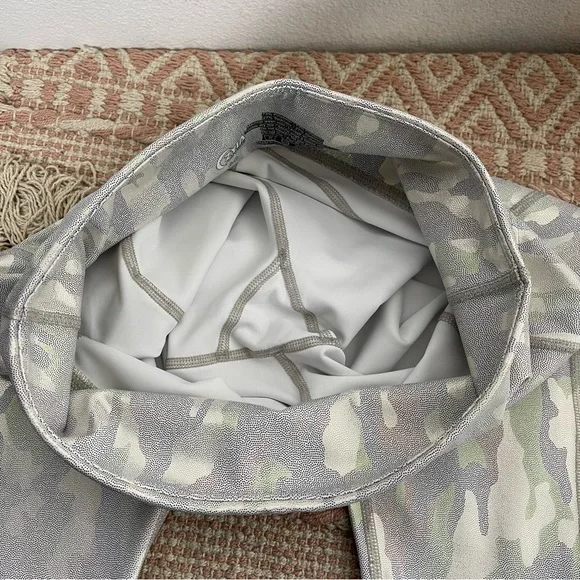 ZYIA Silver Camo Metallic Pocket Light n Tight Hi-Rise Capri 20" Leggings Sz M - Picture 16 of 16